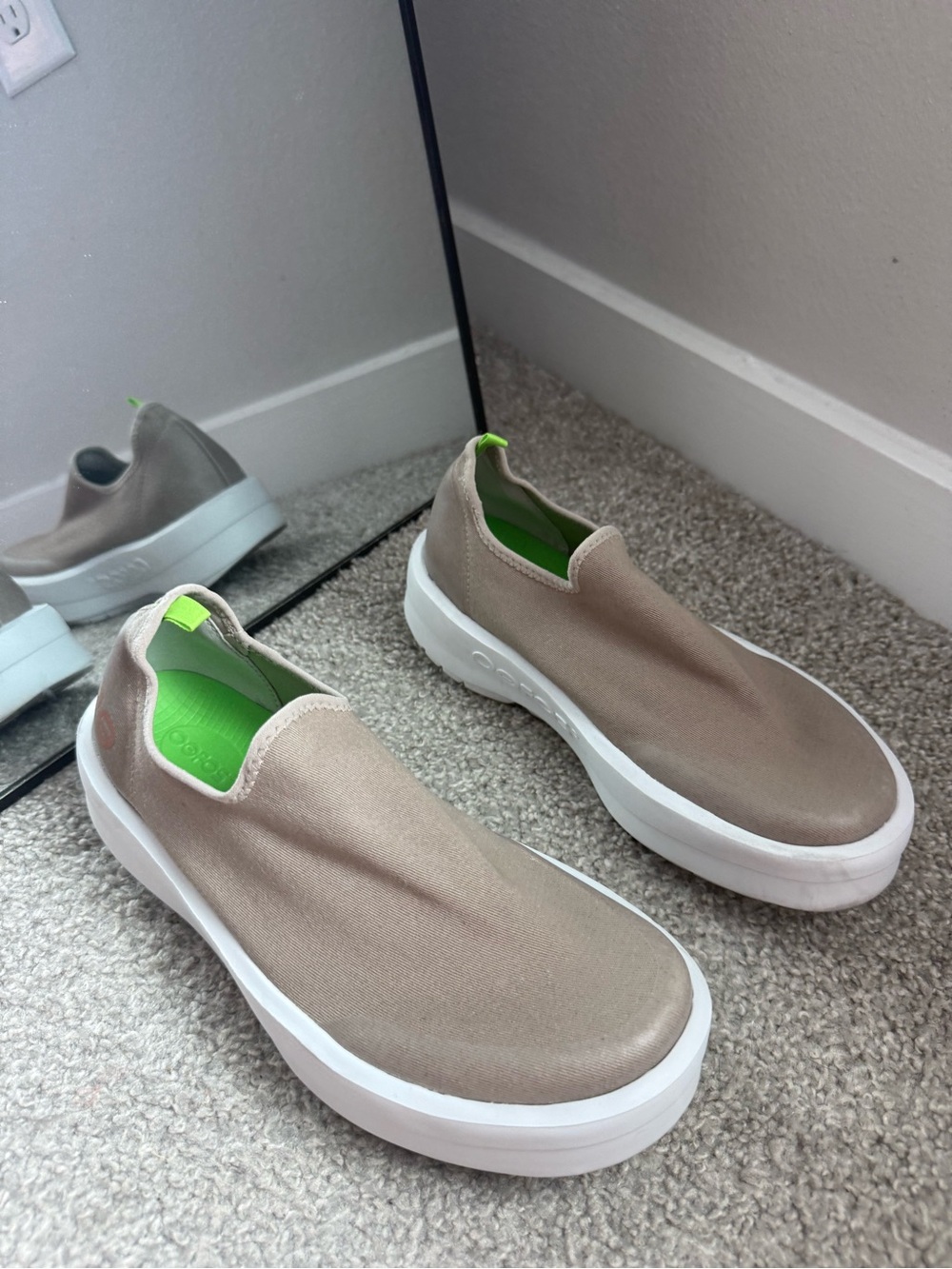 OOFOS Women's OOmg EEZEE Low Canvas Shoe